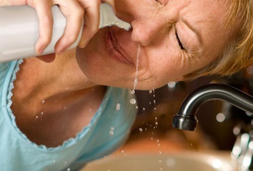 Солената вода, физиологичния разтвор са полезни за прочистване на носа. Използвайте при първи симптоми на хрема и запушен нос