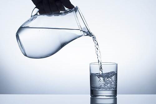 Пихте поне 2 литра вода, за да бъдете хидратирани. Сложете кана с вода на бюрото си или бутилка минерална вода.