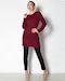 Червен дамски пуловер с плетеници. Блузата е с дълъг ръкав и е подходяща за есен, зима и ранна пролет.